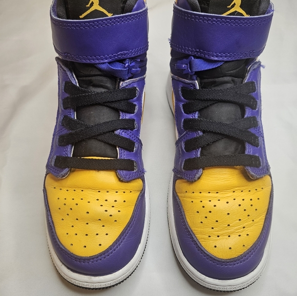 Air Jordan 1 High FlyEase Laker - Youth 4.5 - Picture 3 of 9